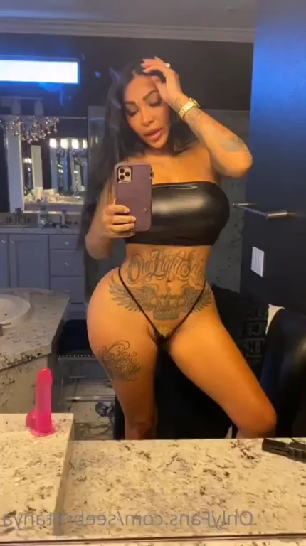 Tattooed woman sticking her toy in front of a mirror ? Link in Comment