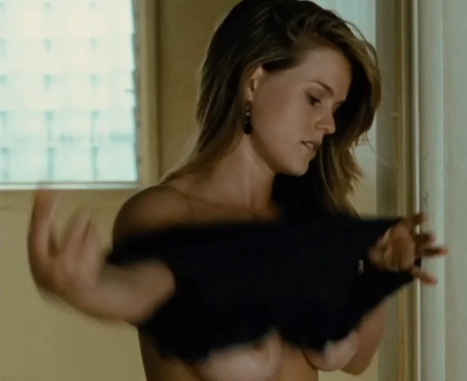 Alice Eve in "Crossing Over"