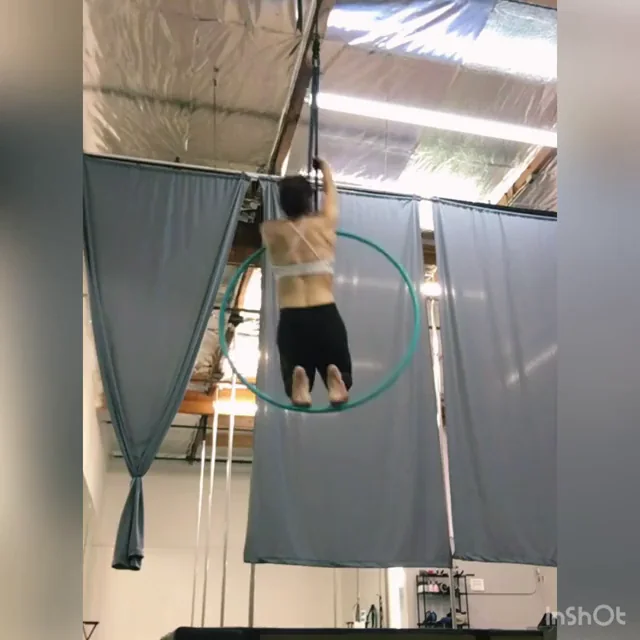 Pole Dance Fitness & Aerialist: Fearless Top Bar Move