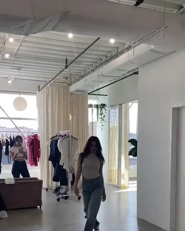 Vanessa Hudgens' Slutty Strut: Celeb Ass Tease in Skinny Jeans