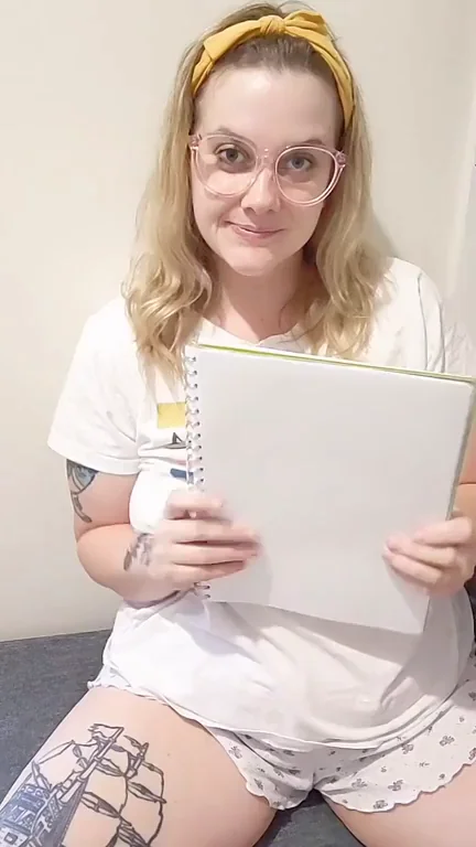 I was the nerdy girl in school, still nerdy at 28! But I can be sexy too ?
