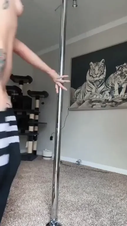 🔥 Inked Slut Spins on Pole in Tight Leggings 💋