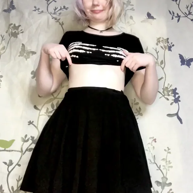 If you like cute pale tits and a big bum I’m your girl!