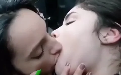 Pretty Girls Deep Kiss