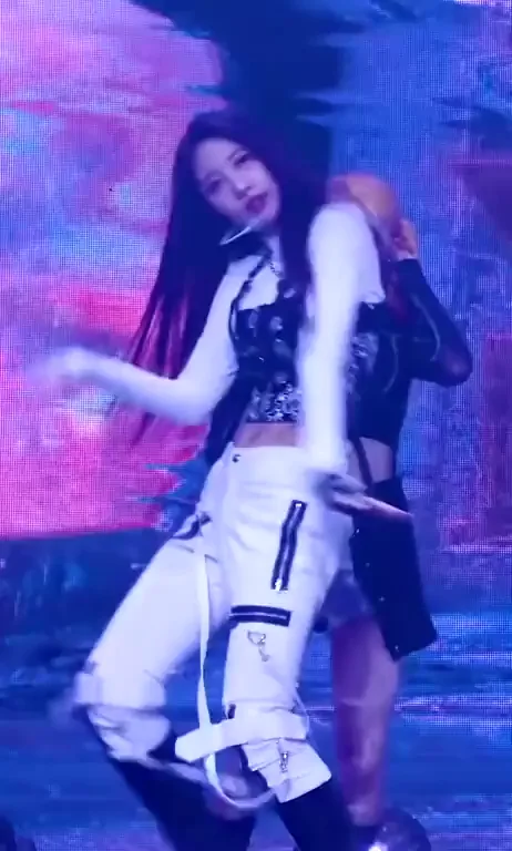 🔥 Sihyeon from Everglow Teasing in Tight Cargo Pants & Crop Top 💦