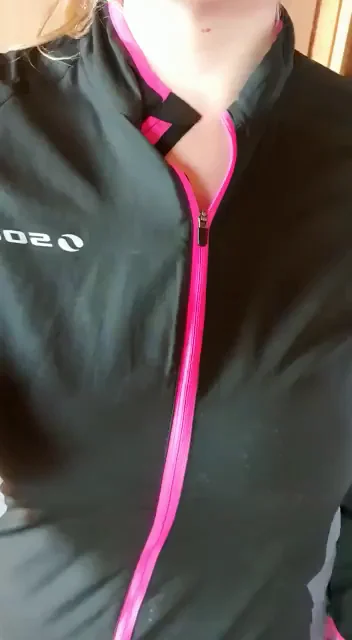 💥 Busty Babe Bursting Outta Her Tight Sports Jacket 😈
