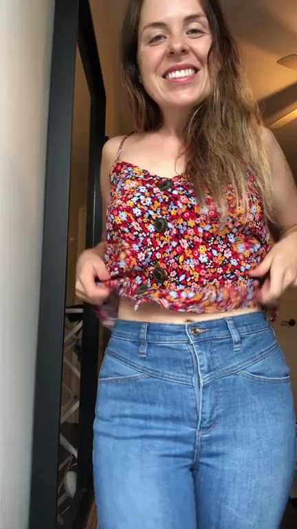 😈 Slutty Sunshine Tease: Smiling Big While Showing Off My Juicy Curves! 🔥 Free & Paid Links Below 😘