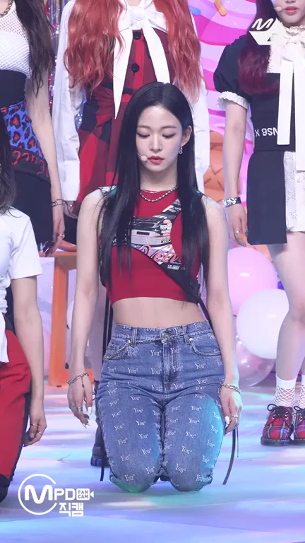 Chaeyoung's K-Pop Tease: Kneeling Curves & Sultry Poses