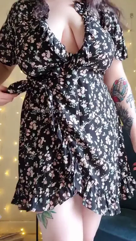 Thick Babe Teases: What's Hiding Under My Dress? 🍑🔥
