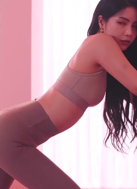 Mamamoo Solar's Tight Yoga Pants Tease 😈💦