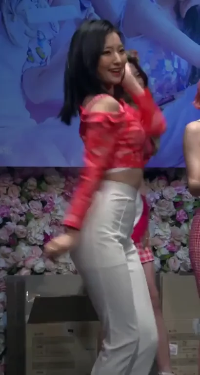 Saerom from Fromis_9 Shaking That Juicy Ass on Stage