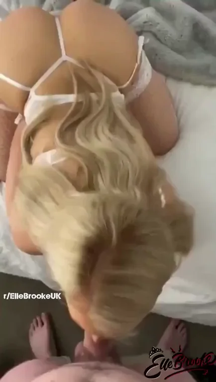 Masturbating whilst sucking cock >