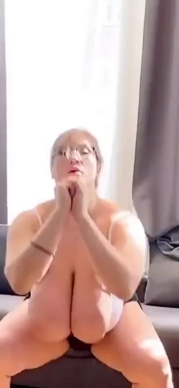 💦 Cheryl's Massive Tits Sunday Squat Tease 🏋️‍♀️🍑
