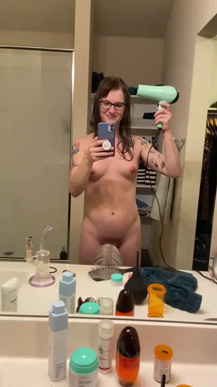 Living with your girlfriend has its perks, AKA blow dry blow jobs