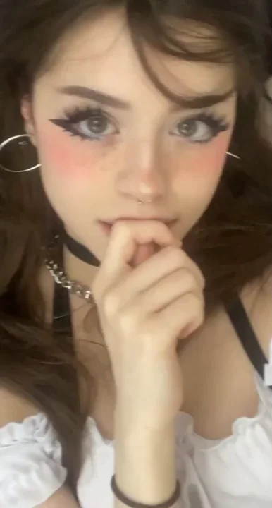 Hannahuwu Teases & Strips Off - Folder Below Drop 🔥👅