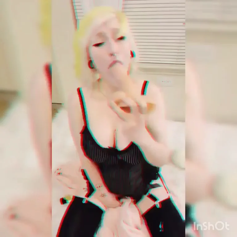 Blonde Slut's Spit-Dripping Deepthroat Frenzy ?