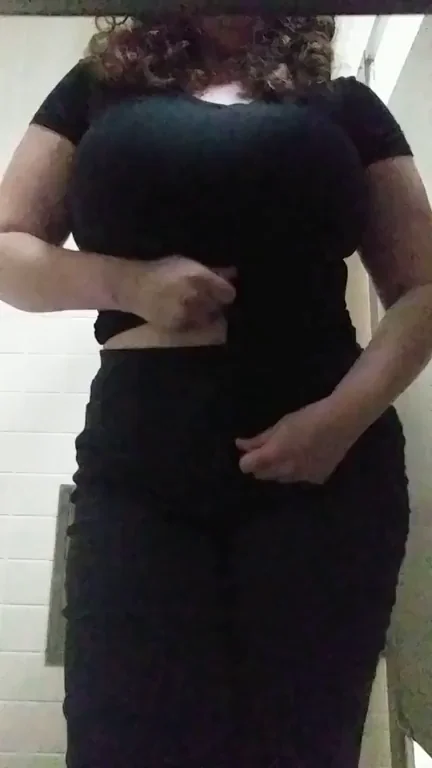 🍑 [F] Work Slut Can't Resist Lifting Her Top for Massive Tits Flash 💦