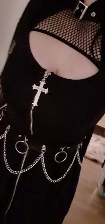 Bigtiddygothgf's She Past Away Concert Tease: Fishnet Top Bare Tits Exposed [F20]