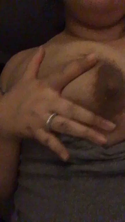 Love playing with my tits ?