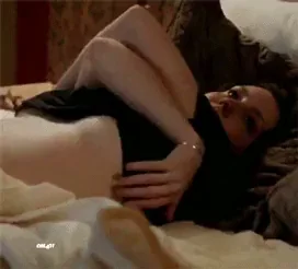 Melanie Lynskey's Steamy Nude Bed Tease 😈🍑