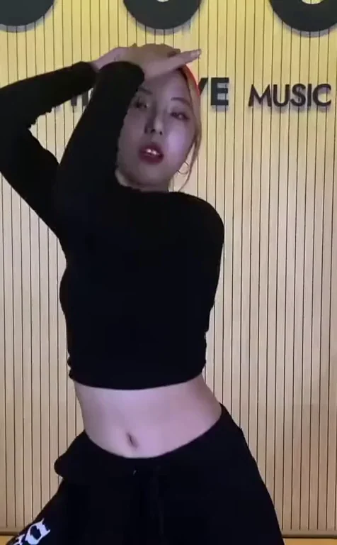 🔥 GWSN Seokyoung's Sexy Dance Tease at WAVE Music 💦