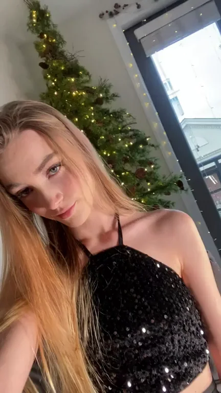 NYE Slut in Sparkly Dress Craves Face-Sitting Ride at Midnight 💦👅✨