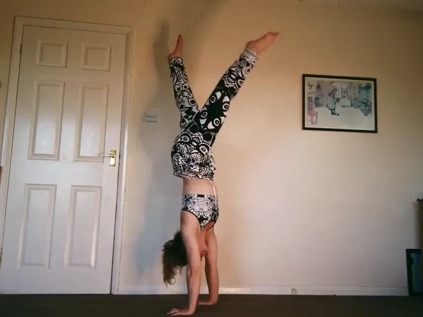 🔥 Hot Babe's Naughty Handstand Party Trick 💦 [F]