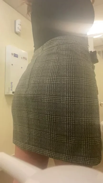 🎉 Office Birthday Slut Spreads Her Juicy Ass 🍑💦