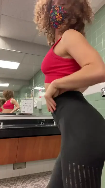 😈 Caught Being a Slutty Gym MILF in Tight Leggings 🏋️‍♀️🍑