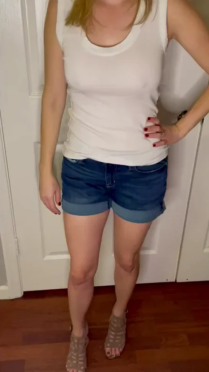 For those that want to see a MILF undress…here ya go