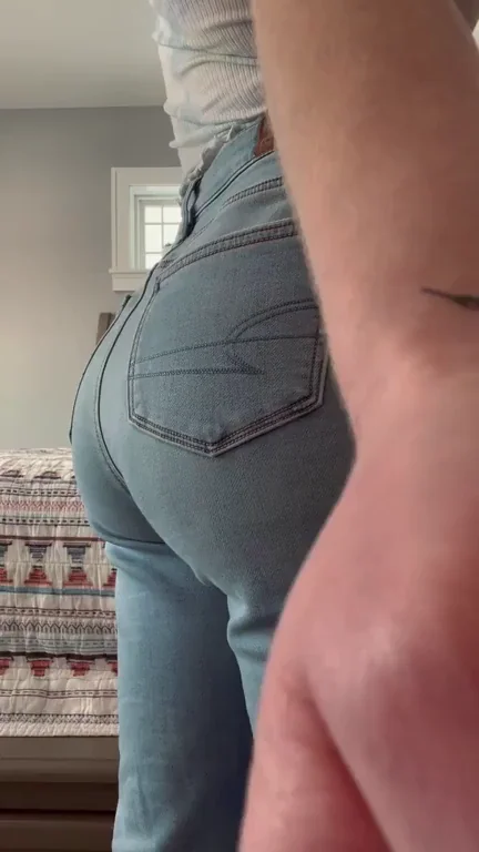 90s vibe outfit today [f]t. mom jeans ?