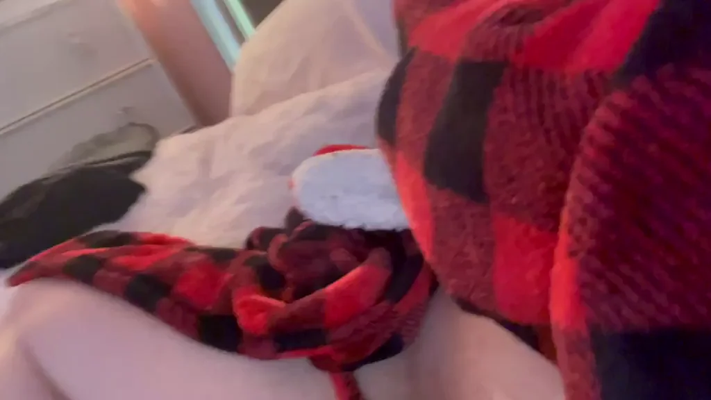 Watch me try to shove a huge dildo in my pussy. Couldn’t stay quiet at the end ?