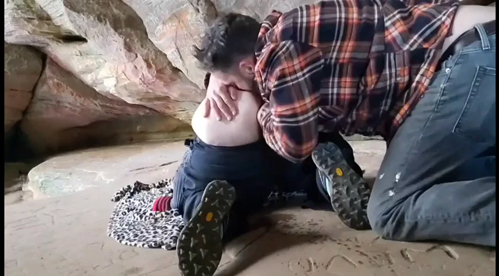 it was so hard to keep quiet in this cave [m + f]