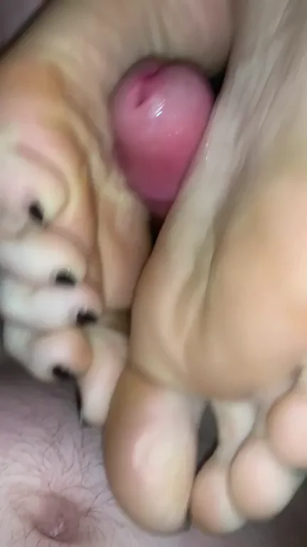[FM] rewarded with a footjob after massaging her feet