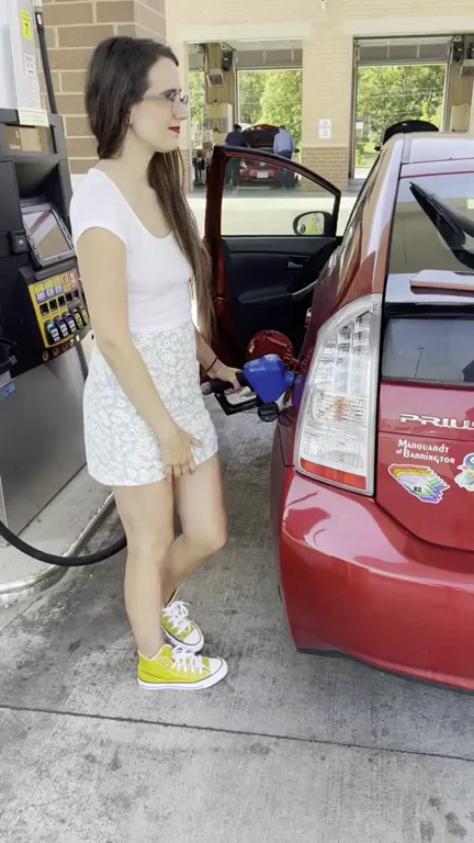Would You Pull Over for This Slutty MILF Gas Station Tease? ⛽🔥🍑