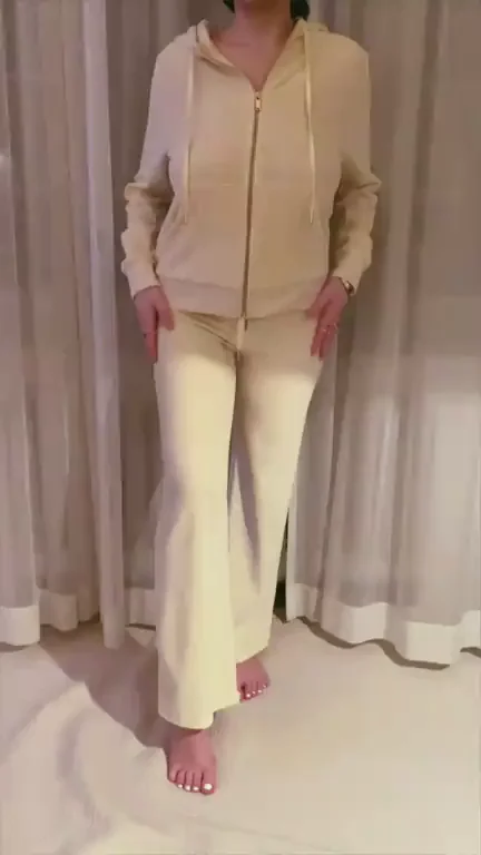 Busty Hoodie Tease Reveal 💦🍈🍈