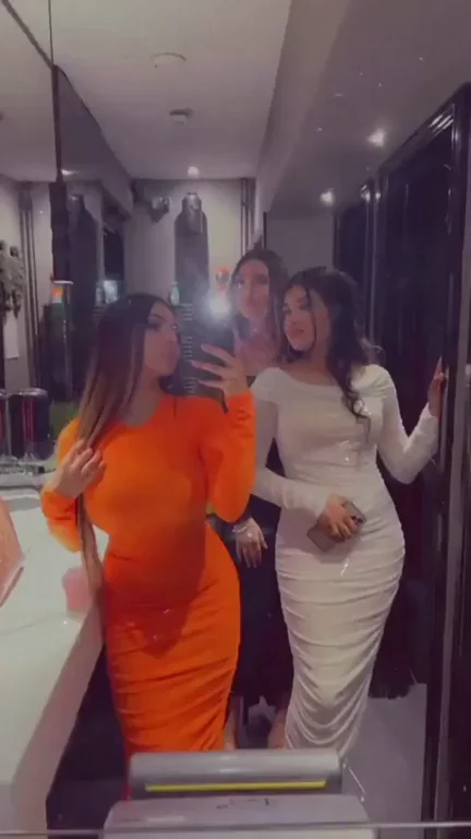 Curvy orange dress