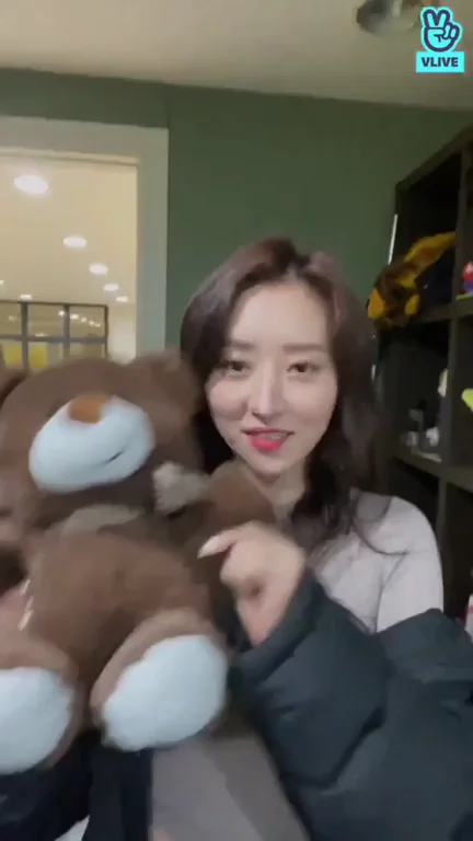 Sneaky Sua & Siyeon Tease in Dreamcatcher 🐻💋🔥