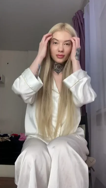 Shaved Slutty TikTok Blonde Spreads Her Bare Pussy Wide