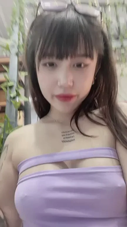 Your face looks like the perfect seat. Mind if I sit there? [VIDEO]
