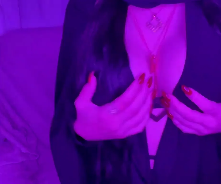 Hijabi Slut Shows Off Her Massive Tits 🍈🍈🔥