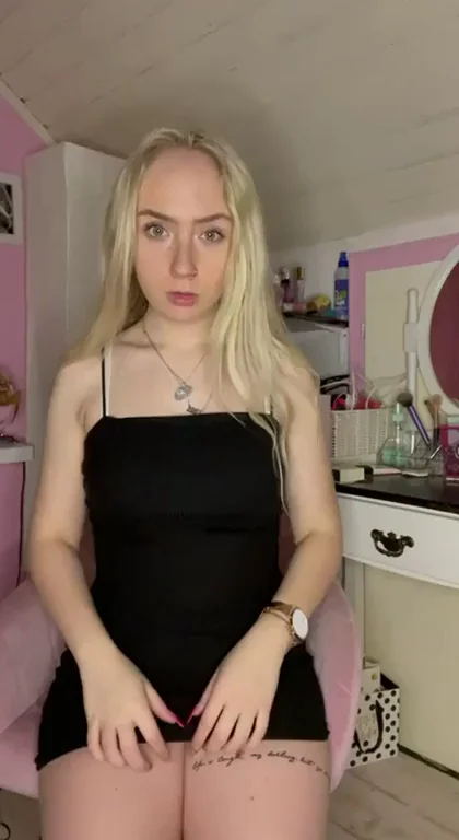 😈 Blonde Babe Teases Her Juicy Mound of Venus – What Happens Next? 🔥