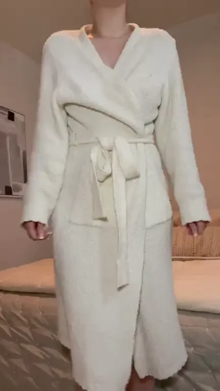Thick Robe Tease: Curvy Ass Reveal That'll Blow Your Mind!