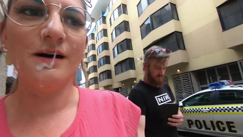 Aussie babe public cum walk