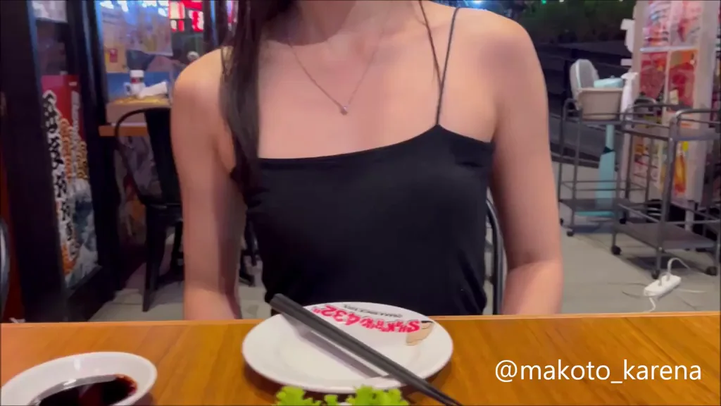 Flashed my pussy in a japanese restaurant [F]