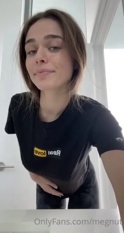 🔥 Megnut's Juicy Tits Tease in Tight Tee! OnlyFans Slut Flex 💦