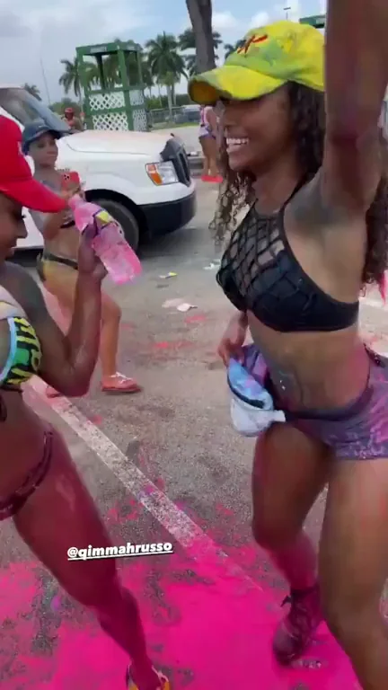 Festival Sluts Twerking Asses in Pink Powder 💦🍑🔥