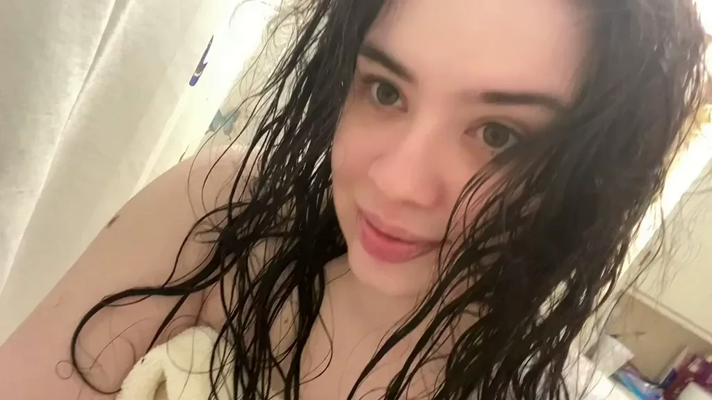 I got horny af and wanna show my perky little tits to strangers online because it makes me hornier ?