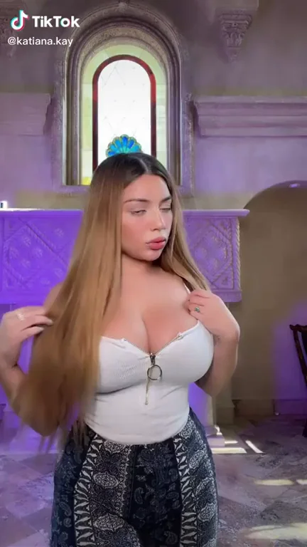 Velma Cosplay Slut Teases Her Massive Tits & Thick Ass 😈🍑💦