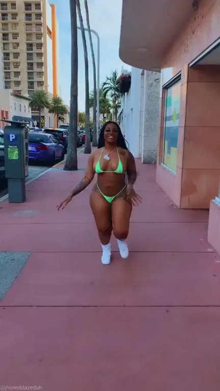 Thick Ebony Babe Struttin' Her Juicy Front 🍑🔥